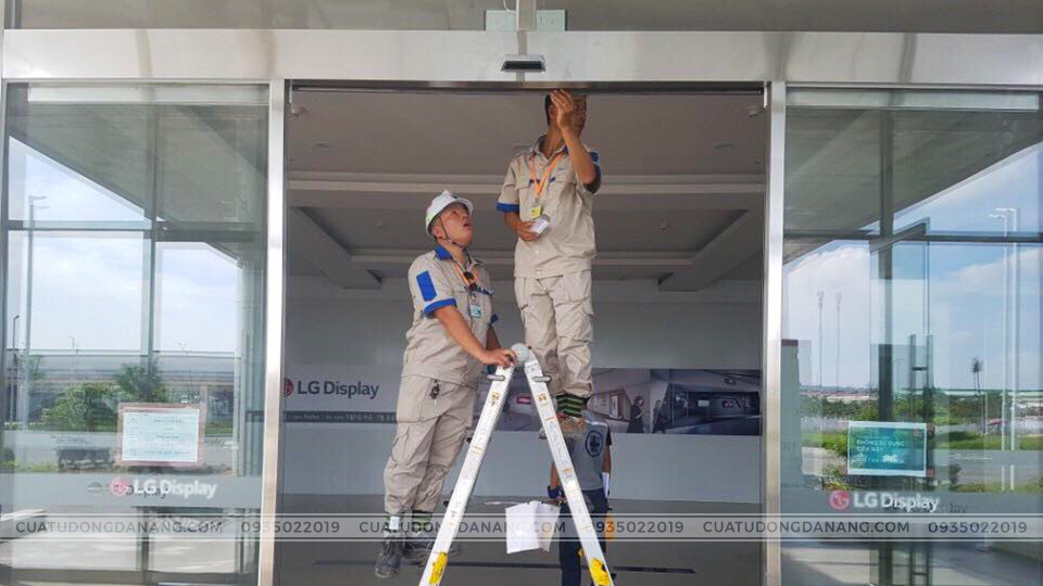 lắp đặt cửa kính trượt tự động văn phòng LG